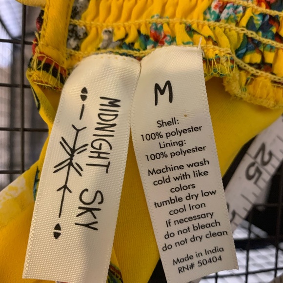 🎈Top Yellow floral Size Medium - Picture 8 of 9